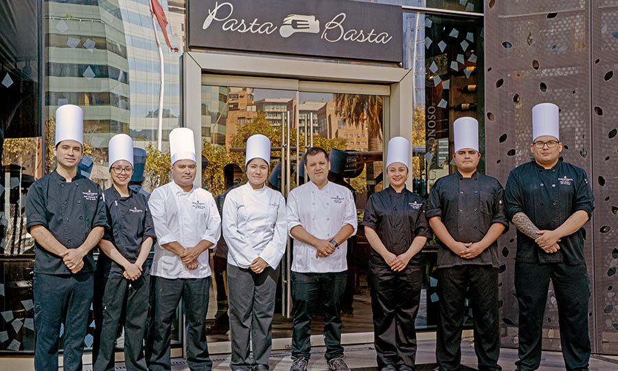 Chef Gonzalo Cruz y su equipo de cocina
