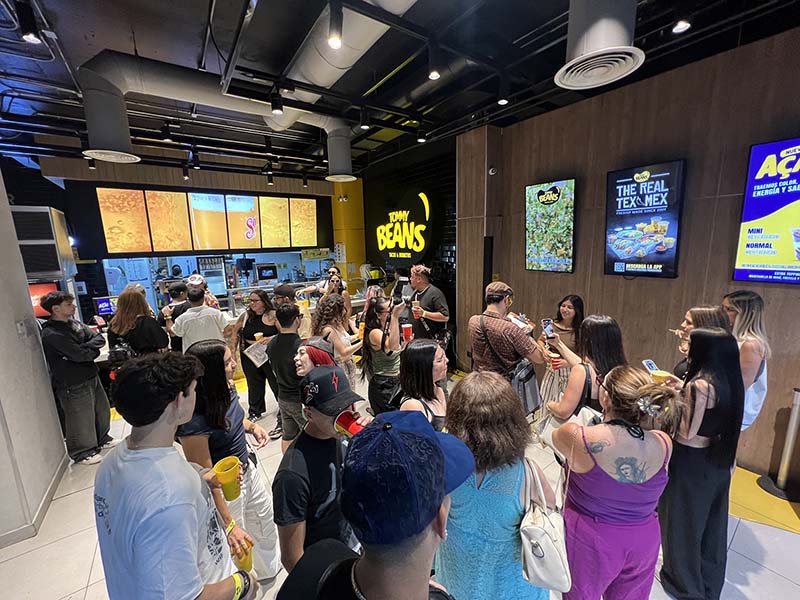 Fotos sociales del lanzamientos de las Michedas en Tommy Beans, Enero 2026