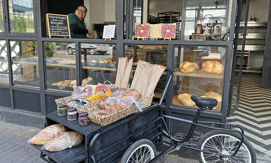 Fachada de Cadaques en Barrio El Golf - Fotos de Panader�a Cadaqu�s