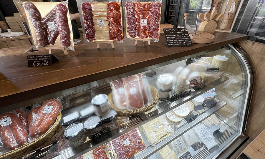 Vitrina de quesos y charcuter�a - Fotos de Panader�a Cadaqu�s