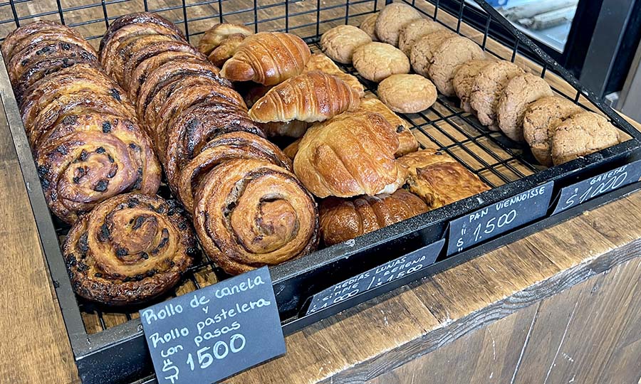 Rollo de canela o pasas, medias lunas, pan viennoisse y galletas - Fotos de Panader�a Cadaqu�s