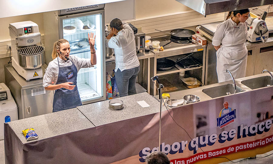 Do�a Juanita present� sus nuevas soluciones de pasteler�a en el encuentro �Entre Capas y Sabores� 